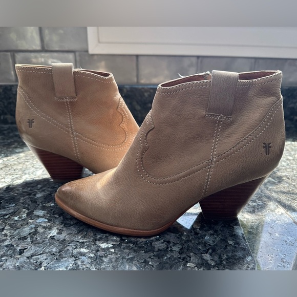 FRYE Reina Heeled Western Ankle  Bootie in Tan Ash Leather Women’s Size 6.5 - Picture 15 of 15